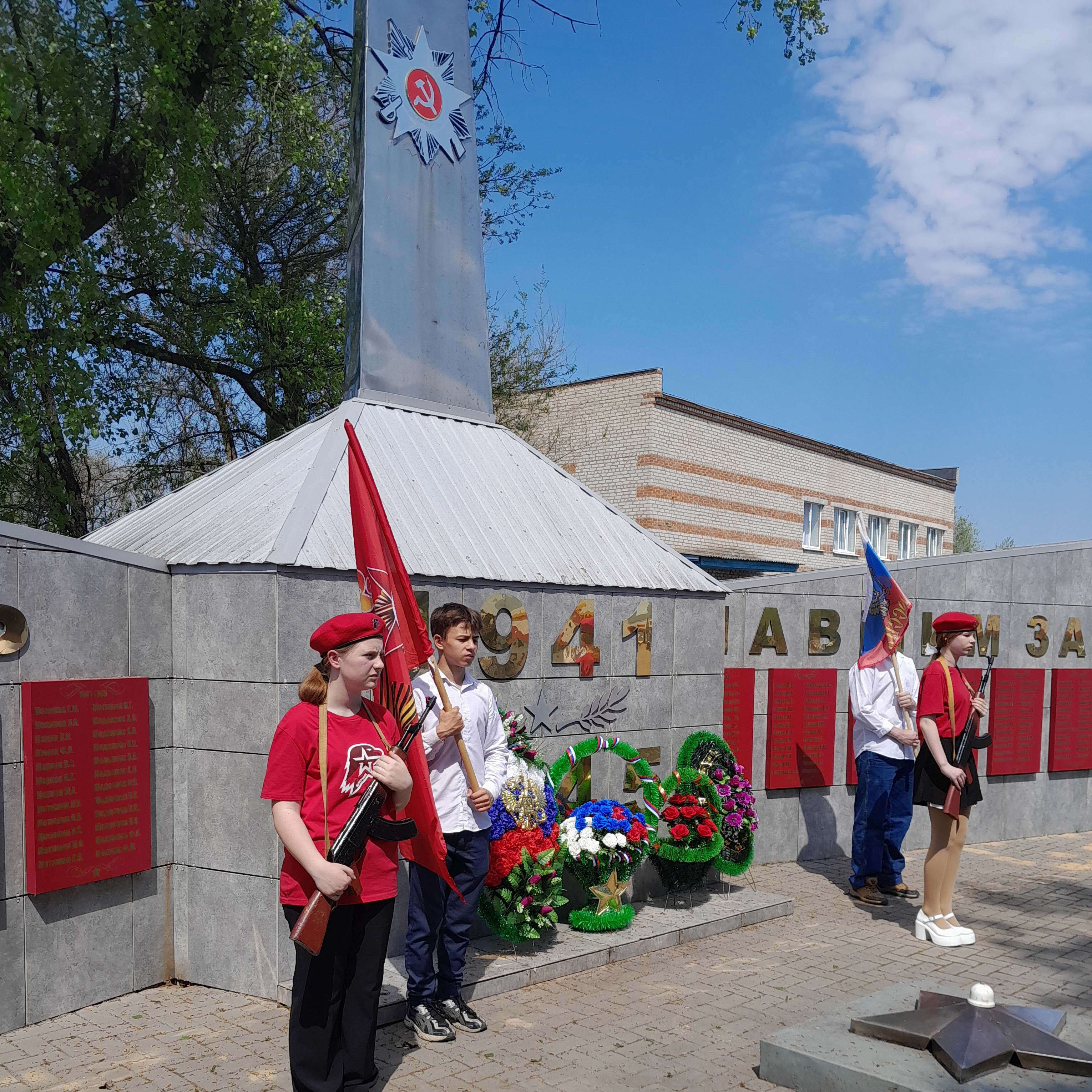 Vozlozhenie Venka Memorial Verxnekarachanskoe Sp2