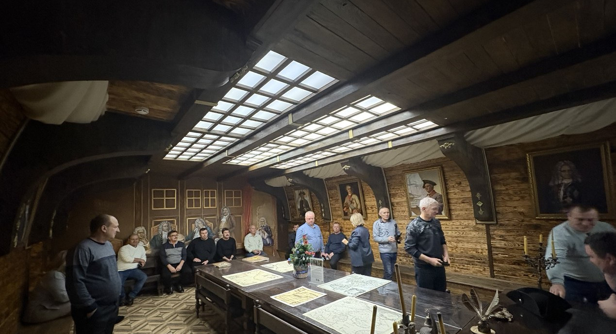 Photo 5359509760073470480 Y