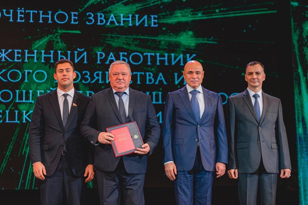 Александр Николаевич получил почетное звание из рук губернатора Липецкой области Игоря Георгиевича Артамонова