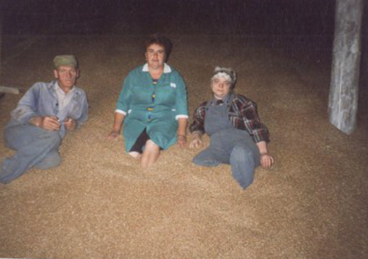 Урожай 1995 года. Мастер Тамара Владимировна Фролова с коллегами на приемке пшеницы
