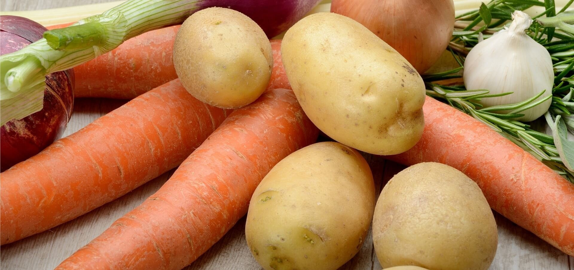 Лук репчатый морковь свекла. Картошка морковка. Картофель и морковь. Картофель морковь свекла. Картошка с овощами.
