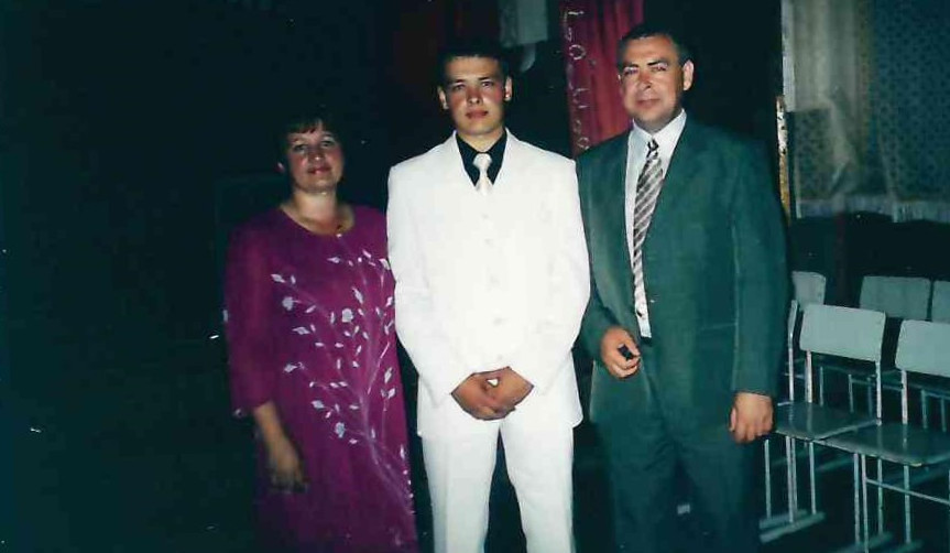 Foto3 Aleksej S Roditelyami Na Vypusknom Vechere