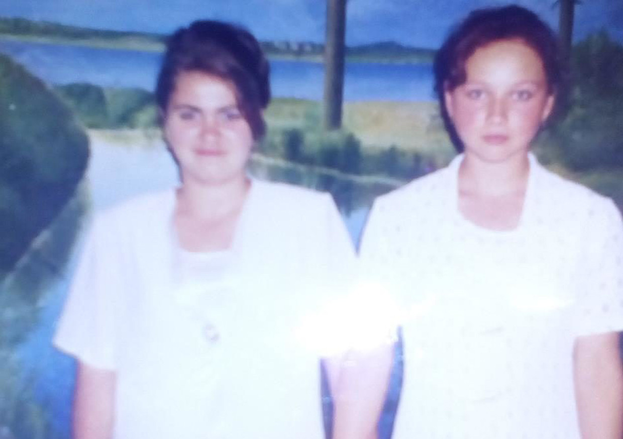 Юные выпускницы 11 класса. Светлана (слева) с подругой